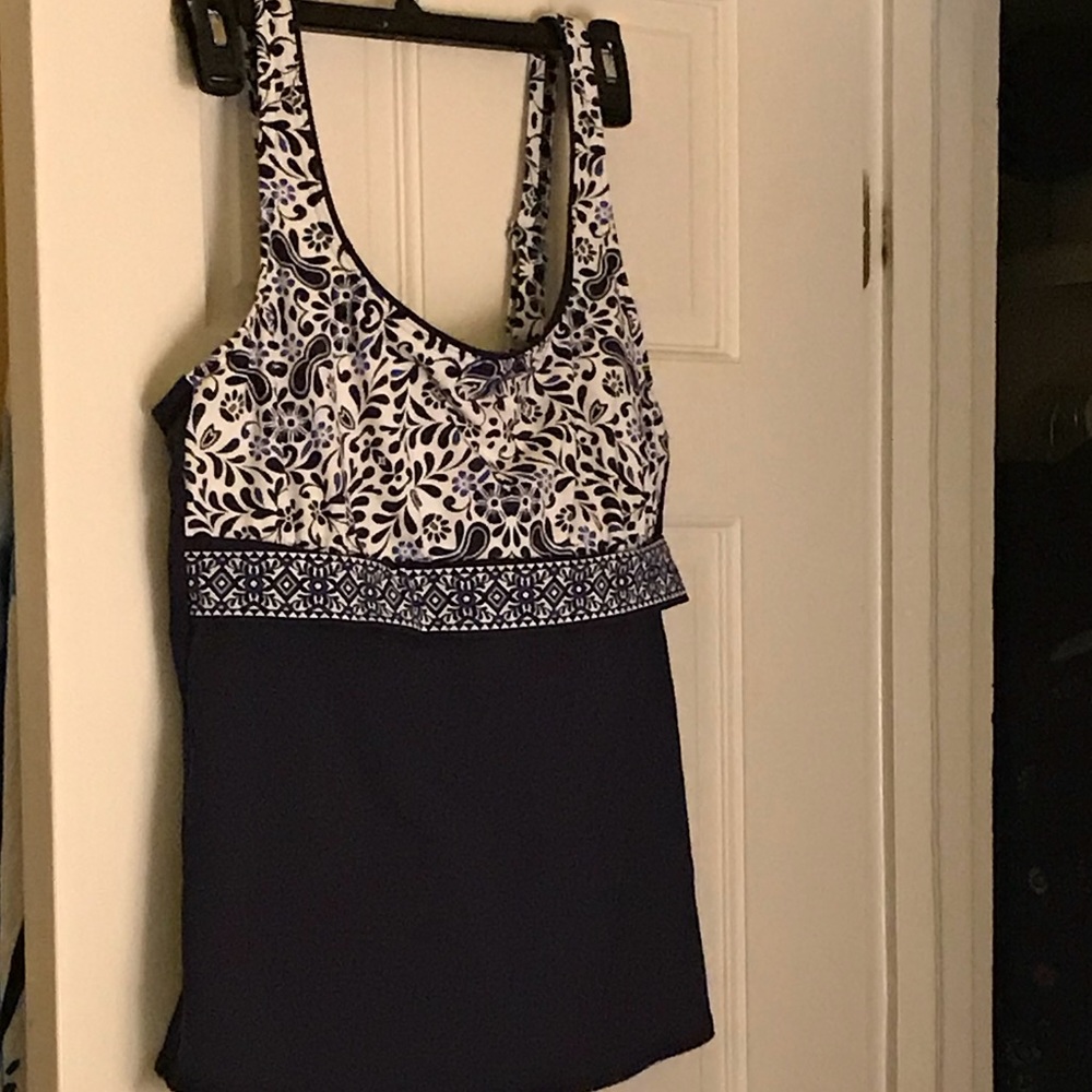 Pretty NWOT Land’s End tankini top in Navy! 🏖 S12